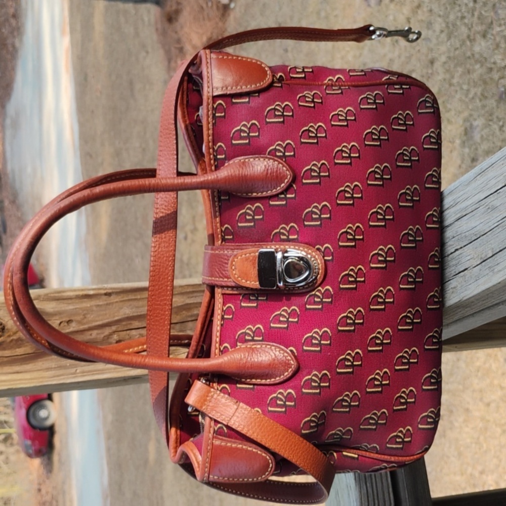 Dooney & Bourke Signature Handler 3 compartment shoulder crossbody bag FREE Ship - Picture 2 of 12